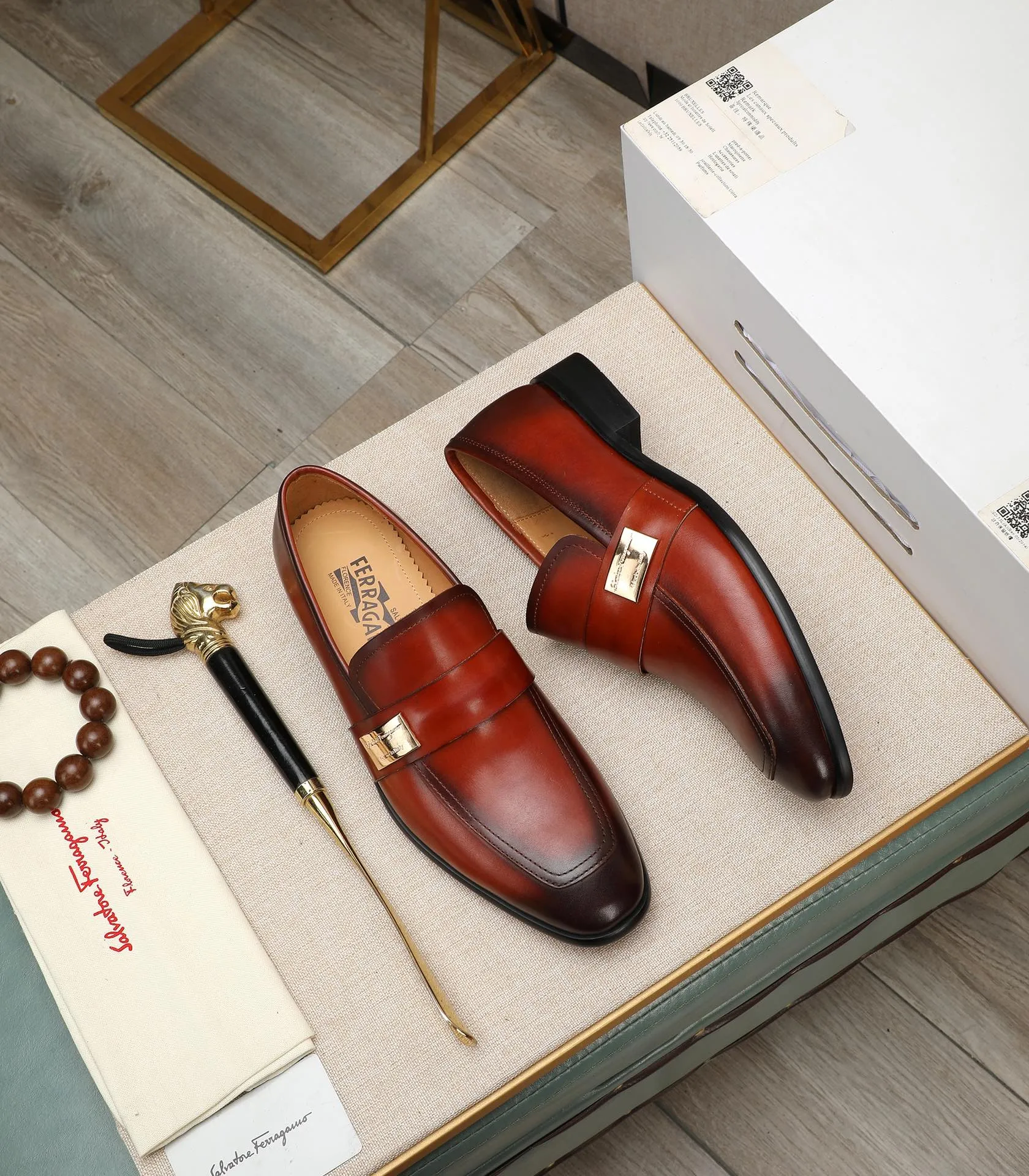 Men's shoes 💰540📛📛(water-dyed cowhide) Salvatore Ferragamo high-end (Salvatore Ferragamo) is the world's top luxury footwear brand. It comes from the fashion kingdom of Italy and is famous all over the world for its traditional handmade design and novel styles...🚶🏻🚶🏻New suit shoes are available simultaneously at the counter. This model is purely handmade. The fabric is imported from Italy's original first-layer cowhide. Soft water-dyed cowhide lining. Original authentic outsole🌀🌀Size: 38➖44 (45 customized)